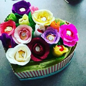 Slatki buketi- Cvetni aranžman - bombonjere u obliku srca